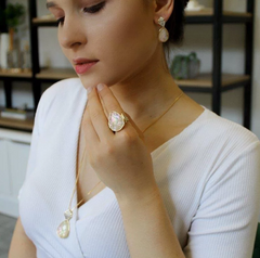 CONJUNTO COM APLICAÇOÕES DE RÓDIO BRANCO COM ABALONE