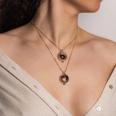 COLAR RELICARIO CÁPSULA CORAÇÃO COM 1 PEDRA NATURAL - comprar online