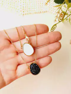 ESCAPULARIO COM PEDRAS NATURAIS SELENITA E TURMALINA NEGRA - comprar online