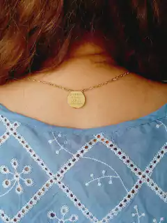 ESCAPULARIO MANTA ENTREGO, CONFIO, ACEITO, AGRADEÇO COM PEDRA NATURAL QUARTZO BRANCO - Cordão de Luz Joias Finas