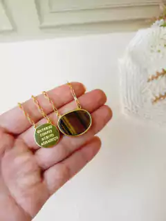 ESCAPULARIO MANTA ENTREGO, CONFIO, ACEITO, AGRADEÇO COM PEDRA NATURAL OLHO DE TIGRE na internet