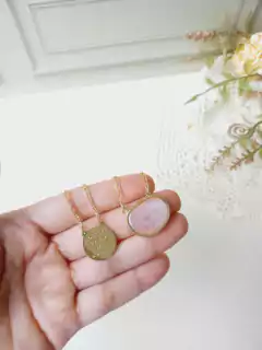 ESCAPULARIO MANTA ENTREGO, CONFIO, ACEITO, AGRADEÇO COM PEDRA NATURAL QUARTZO ROSA na internet