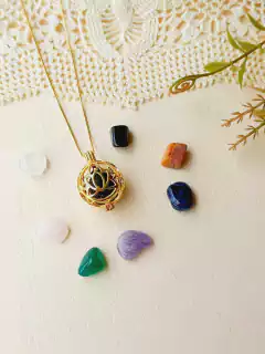 COLAR CHAMADOR DE ANJO E DIFUSOR AROMATICO FLOR DE LOTUS 7 PEDRAS NATURAIS