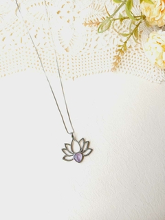 COLAR FLOR DE LÓTUS COM PEDRA NATURAL AMETISTA
