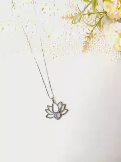 COLAR FLOR DE LÓTUS COM PEDRA NATURAL AMETISTA