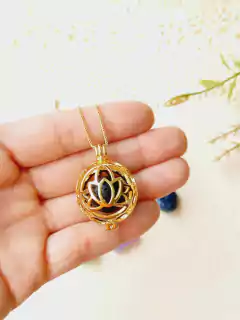 COLAR CHAMADOR DE ANJO E DIFUSOR AROMATICO FLOR DE LOTUS 7 PEDRAS NATURAIS - comprar online