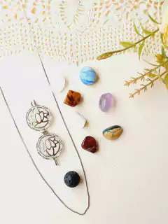 COLAR CHAMADOR DE ANJOS E DIFUSOR AROMATICO BANHO RÓDIO FLOR DE LOTUS COM PEDRAS NATURAIS - Cordão de Luz Joias Finas
