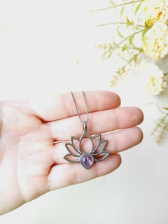 COLAR FLOR DE LÓTUS COM PEDRA NATURAL AMETISTA - comprar online