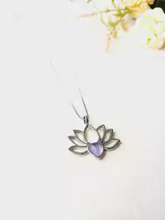 COLAR FLOR DE LÓTUS COM PEDRA NATURAL AMETISTA - Cordão de Luz Joias Finas