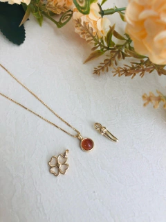 Imagem do COLAR TRÊS PINGENTES REMOVIVEIS PIMENTA TREVO AGATHA VERMELHA