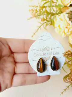 BRINCO GOTA COM PEDRA NATURAL OLHO DE TIGRE na internet