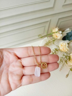 COLAR SIGNO DE LIBRA COM PEDRA NATURAL QUARTZO ROSA na internet