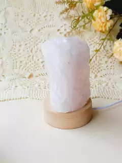 LUMINARIA COM PEDRA NATURAL QUARTZO ROSA - Cordão de Luz Joias Finas