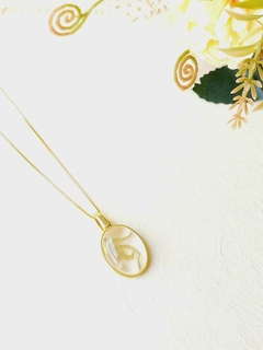 COLAR COM PINGENTE DE NOSSA SENHORA EM PEDRA NATURAL CRISTAL DE ROCHA - Cordão de Luz Joias Finas