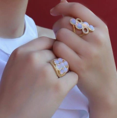 Imagem do ANEL COM APLICAÇÒES DE ZIRCÔNIAS E QUATRO PEDRAS OPALINA