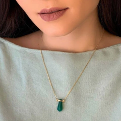 COLAR PRISMA GEOMÉTRICO COM A PEDRA NATURAL AGATHA VERDE