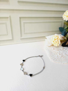 PULSEIRA AÇO INOX CORAÇÕES EM MADREPÉROLA E ONIX - comprar online