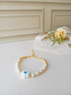 PULSEIRA PEQUENA PÉROLAS DE ÁGUA DOCE COM HANSÁ E OLHO GREGO - comprar online