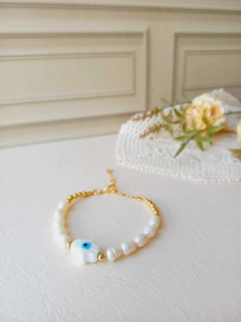 PULSEIRA PEQUENA PÉROLAS DE ÁGUA DOCE COM HANSÁ E OLHO GREGO - comprar online