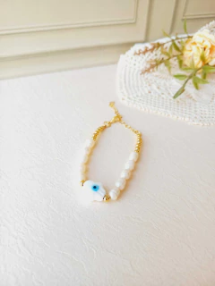 PULSEIRA PEQUENA PÉROLAS DE ÁGUA DOCE COM HANSÁ E OLHO GREGO - loja online