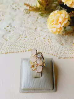 ANEL COM APLICAÇÒES DE ZIRCÔNIAS E QUATRO PEDRAS NATURAIS DE QUARTZO ROSA na internet