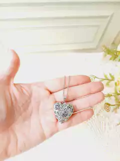 COLAR RELICÁRIO EM AÇO INOX CORAÇÃO VAZADO COM UMA FOTO - Cordão de Luz Joias Finas