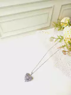 COLAR RELICÁRIO EM AÇO INOX CORAÇÃO VAZADO COM UMA FOTO - loja online