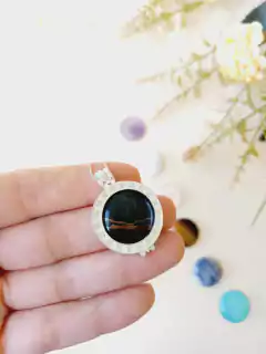 COLAR RELICÁRIO PRATA 925 CRAVEJADO DE CRISTAIS 7 PEDRAS NATURAIS - comprar online