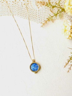 COLAR RELICÁRIO LISO COM UMA PEDRA NATURAL - comprar online