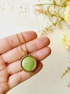 COLAR RELICÁRIO LISO COM UMA PEDRA NATURAL