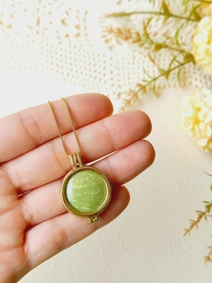 COLAR RELICÁRIO LISO COM UMA PEDRA NATURAL