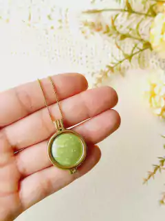 COLAR RELICÁRIO LISO COM UMA PEDRA NATURAL