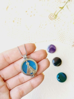 COLAR RELICÁRIO CÁPSULA NOSSA SENHORA COM 7 PEDRAS NATURAIS - comprar online