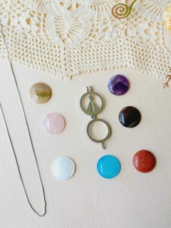 COLAR RELICÁRIO CÁPSULA NOSSA SENHORA COM 7 PEDRAS NATURAIS na internet