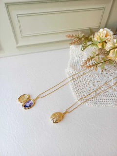 RELICÁRIO PEQUENO OVAL COM UMA FOTO - Cordão de Luz Joias Finas