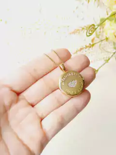 COLAR RELICÁRIO A FELICIDADE MORA AQUI COM UMA FOTO na internet