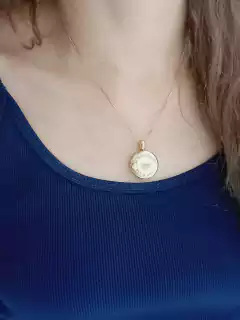 COLAR RELICÁRIO A FELICIDADE MORA AQUI COM UMA FOTO - Cordão de Luz Joias Finas