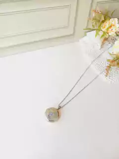 COLAR RELICÁRIO A FELICIDADE MORA AQUI COM UMA FOTO - loja online