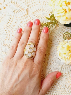 ANEL CRAVEJADO DE MINI ZIRCONIAS COM 7 PEDRAS NATURAIS DE QUARTZO ROSA