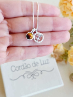 COLAR PRATA 925 SIGNO DE SAGITARIO COM PEDRA NATURAL OLHO DE TIGRE - Cordão de Luz Joias Finas