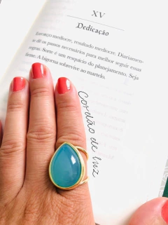 ANEL GOTA AJUSTÁVEL BANHO OURO 18K COM PEDRA NATURAL AGATHA AZUL CEU