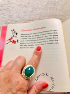 ANEL OVAL AJUSTÁVEL COM APLICAÇÕES DE RODIO BRANCO PEDRA NATURAL AGATHA VERDE - Cordão de Luz Joias Finas