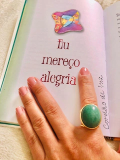 ANEL OVAL AJUSTÁVEL COM PEDRA NATURAL QUARTZO VERDE