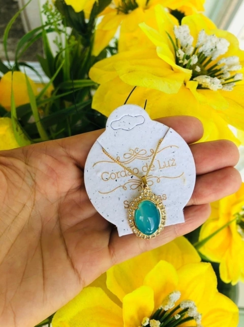 COLAR OVAL COM APLICAÇÕES EM ZIRCONIAS PEDRA NATURAL AGATHA AZUL CÉU