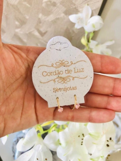 BRINCO MINI ARGOLA BANHO OURO 18K COM ZIRCONIA ROSA