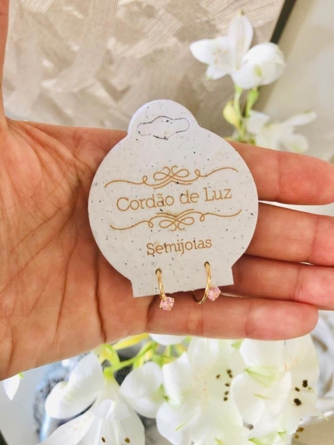 BRINCO MINI ARGOLA BANHO OURO 18K COM ZIRCONIA ROSA