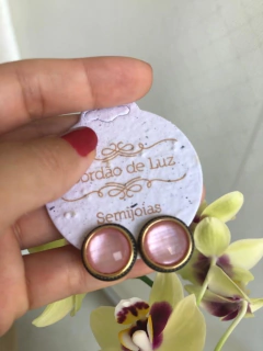 Imagem do BRINCO BANHO OURO 18K E RODIO NEGRO COM PEDRA NATURAL MADEPÉROLA ROSA