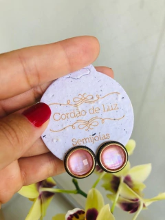 BRINCO BANHO OURO 18K E RODIO NEGRO COM PEDRA NATURAL MADEPÉROLA ROSA na internet