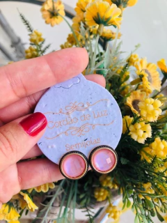 BRINCO BANHO OURO 18K E RODIO NEGRO COM PEDRA NATURAL MADEPÉROLA ROSA - loja online