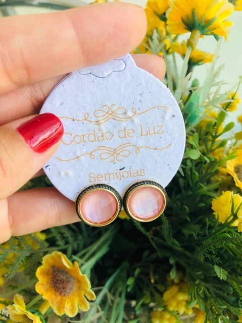 BRINCO BANHO OURO 18K E RODIO NEGRO COM PEDRA NATURAL MADEPÉROLA ROSA